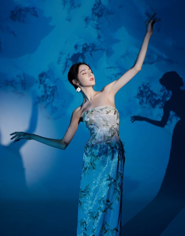 迪丽热巴|迪丽热巴早期视频曝光，自认为是孙悟空后代，现同款海边照上热搜