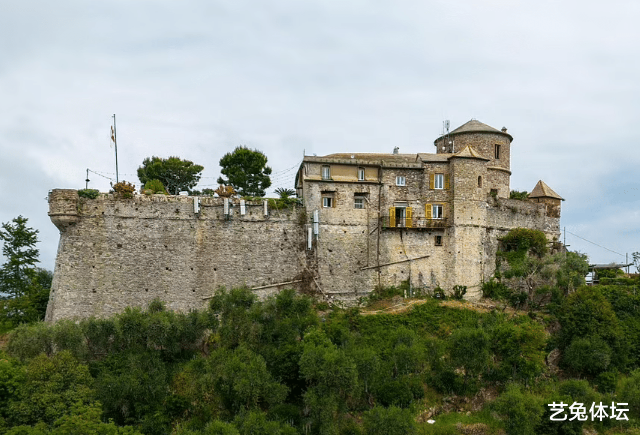 金·卡戴珊|卡戴珊大姐嫁人，“坠机”男友开心到对瓶吹红酒，布克未现身