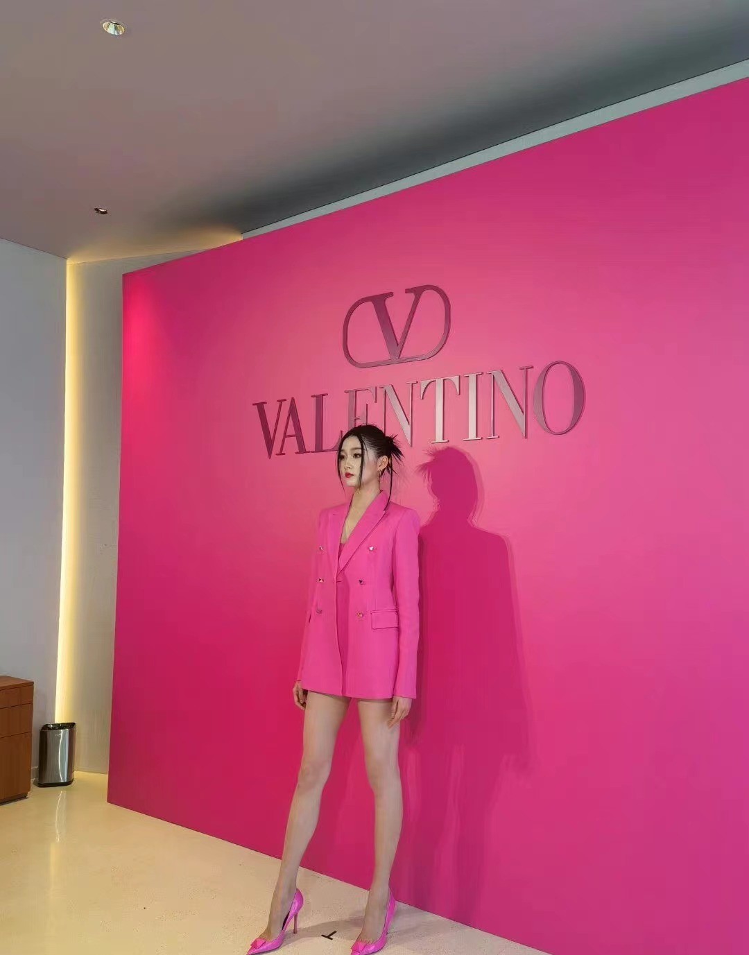 关晓彤|关晓彤今晚成大赢家！穿荧光粉现身阿那亚看秀，长腿吸睛又封神