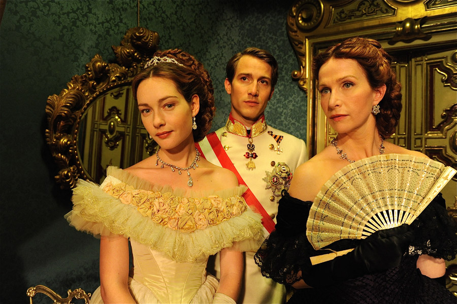 茜茜公主|新版《茜茜公主》中最惊艳的10条裙子：低调的奢华，不比老版的差 。