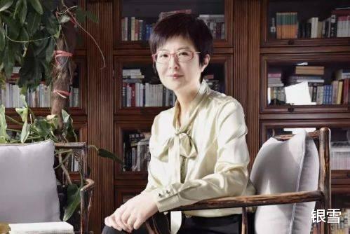 主持人|她曾是著名主持人，工作20年却因乌龙辞职，如今生活成这样！