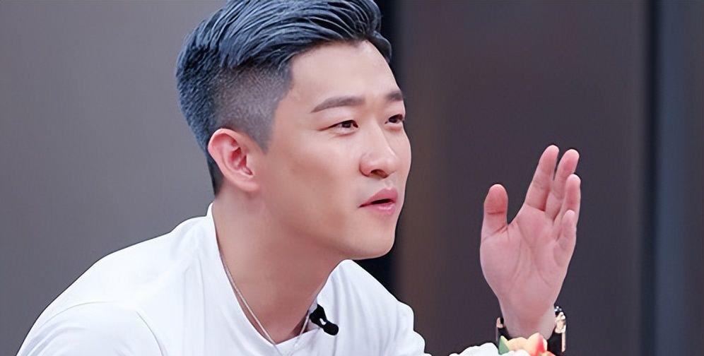 曹云金|曹云金和岳云鹏同台演出，曹云金一把将其锁喉，台下的观众叫好