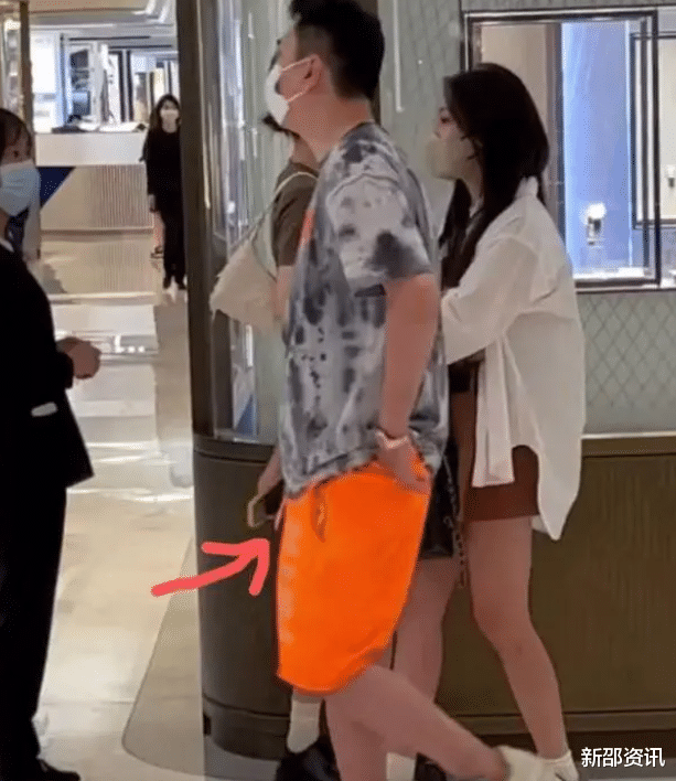 王思聪|曝王思聪身边换新美女！女方穿着热辣长发披肩，被拍一起回家过夜