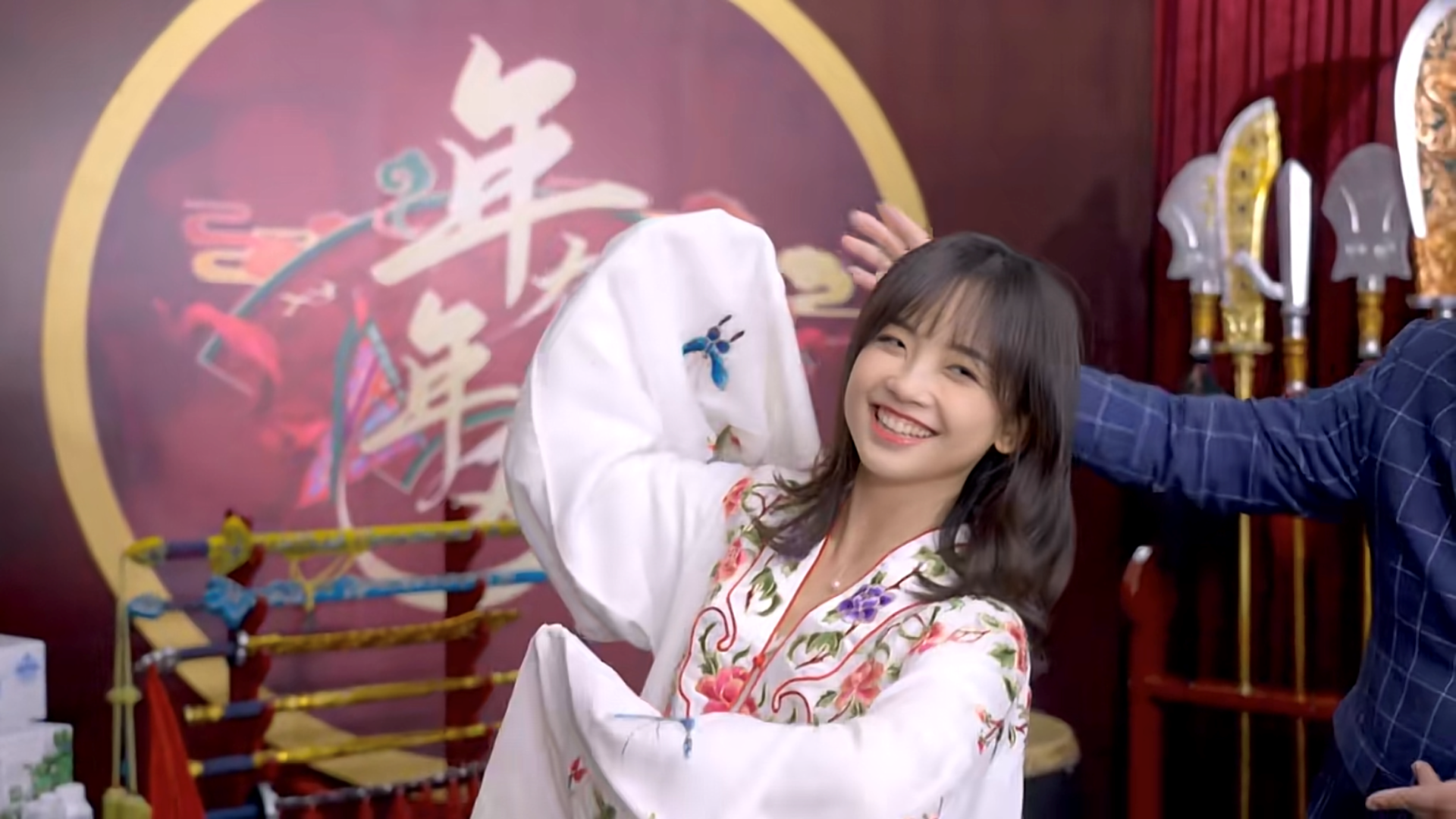 北美|央视主持齐换戏服！王冰冰柔美，鞠萍雍容华贵，赵保乐反串刘姥姥