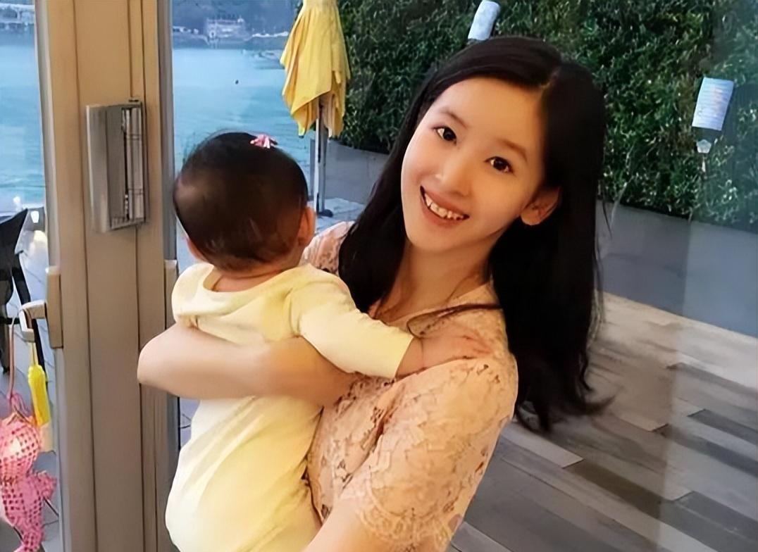 章泽天|章泽天2胎携全家英国待产，刘强东亲自抱女儿上车，引发移民猜想