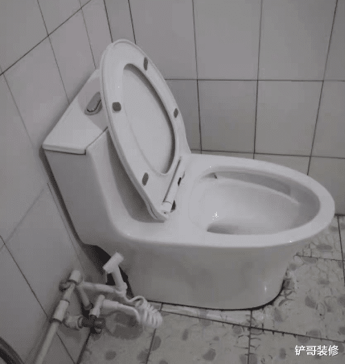 马桶堵塞别用热水冲!只需用一个塑料瓶,快速疏通无异味