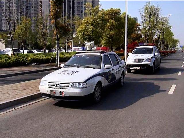 广东:网传22岁女孩被男子当街凌辱,衣服摆一地,12天后警方回应
