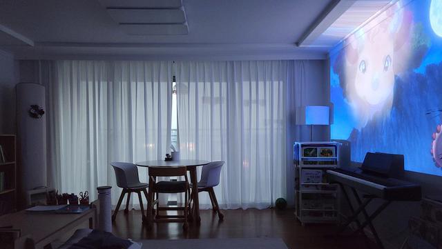 客厅不再坚持传统设计,大胆地将沙发、电视都舍弃,这次收获颇多