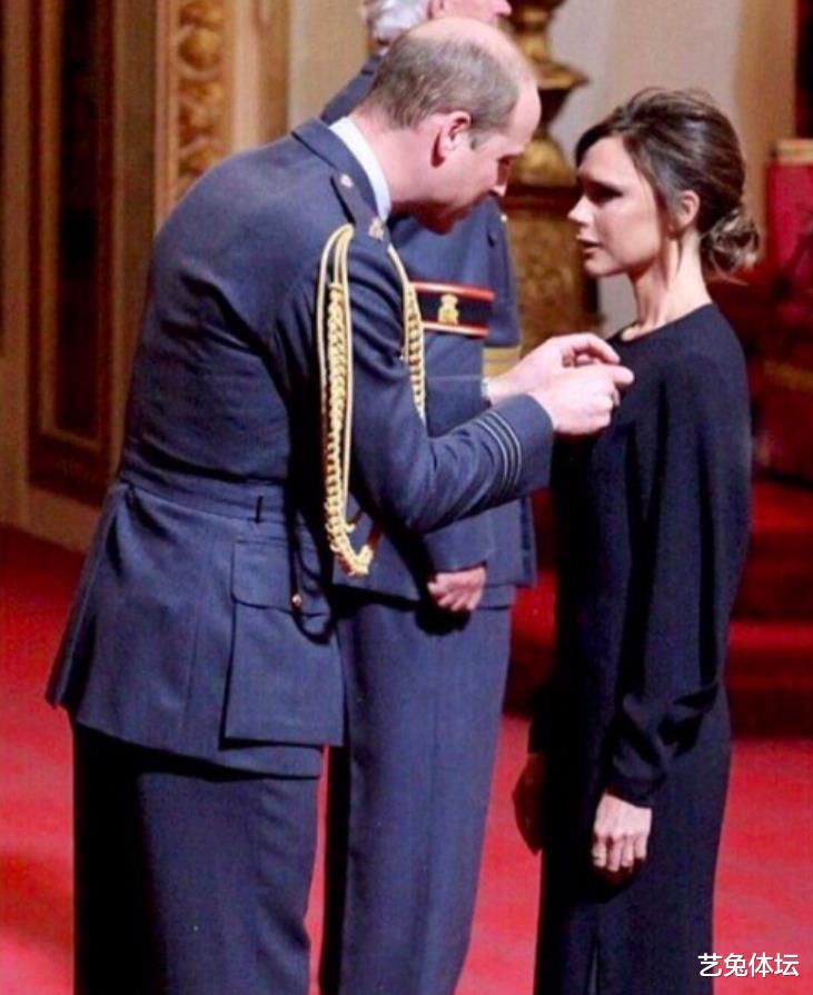 刘涛|英格兰豪华联谊，凯特王妃戴价值过亿的项链，与贝克汉姆吻脸互动