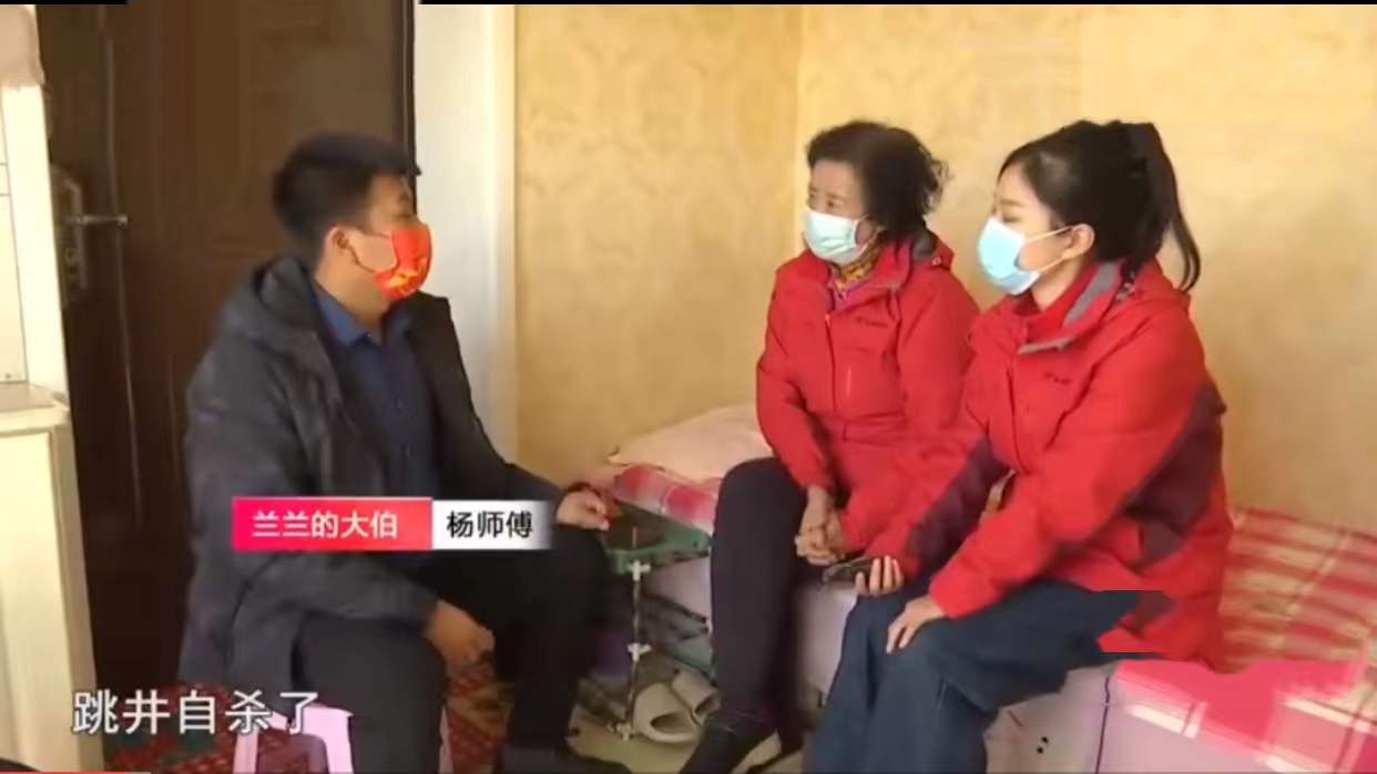 双亲离世了,9岁女孩办孤儿证却被姥爷拒绝:给我买箱罐头买不起吗