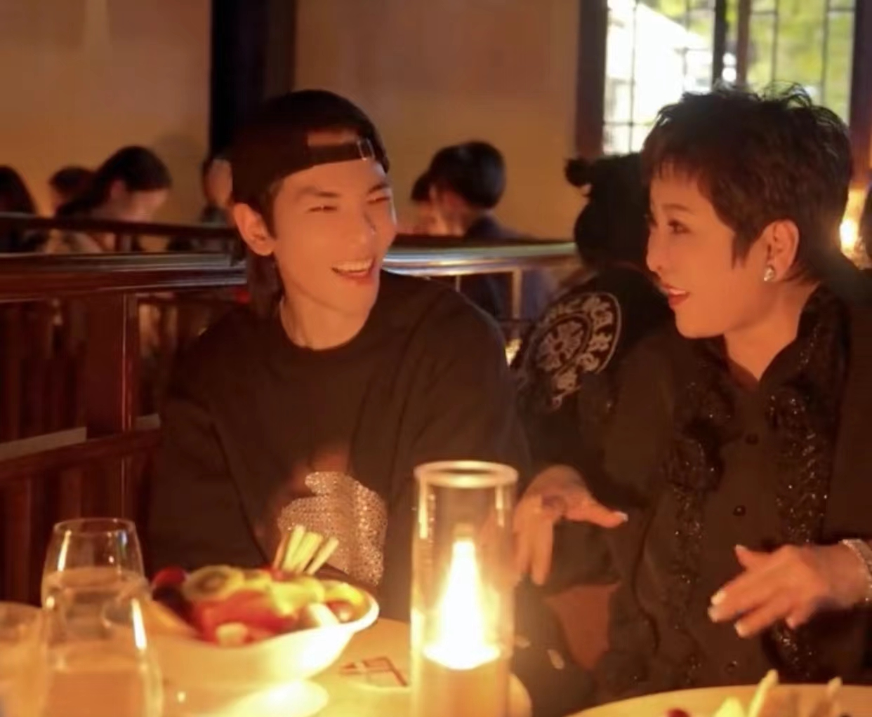 向华强|73岁向华强定居杭州！眉毛全白卖力献唱，萧敬腾伴奏父慈子孝