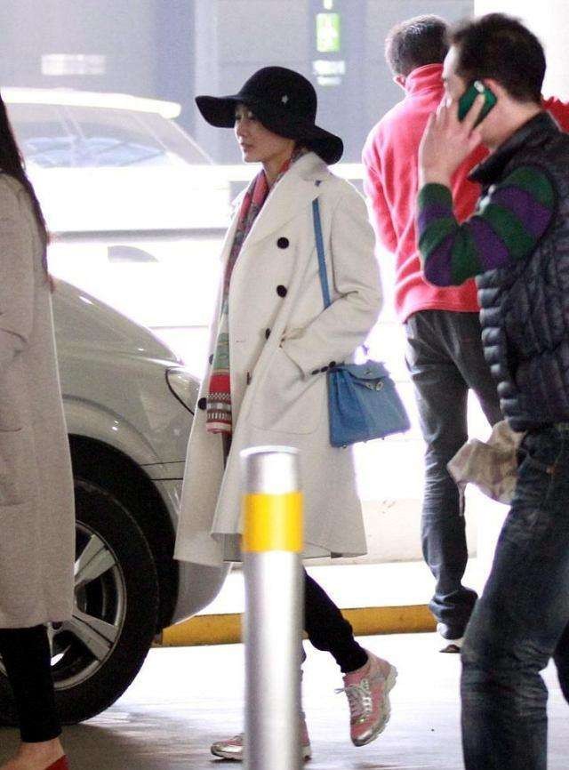 张艺谋|张艺谋妻子认真过冬也很美！大衣配印花丝巾优雅，高级与时尚并存