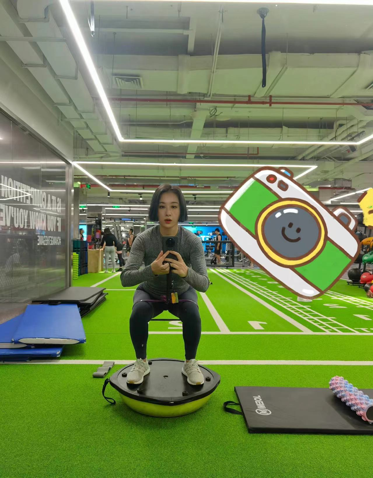 穆婷婷|收视女王素颜出游无人识!穿背心白皙丰腴,背百元包去人均49元店