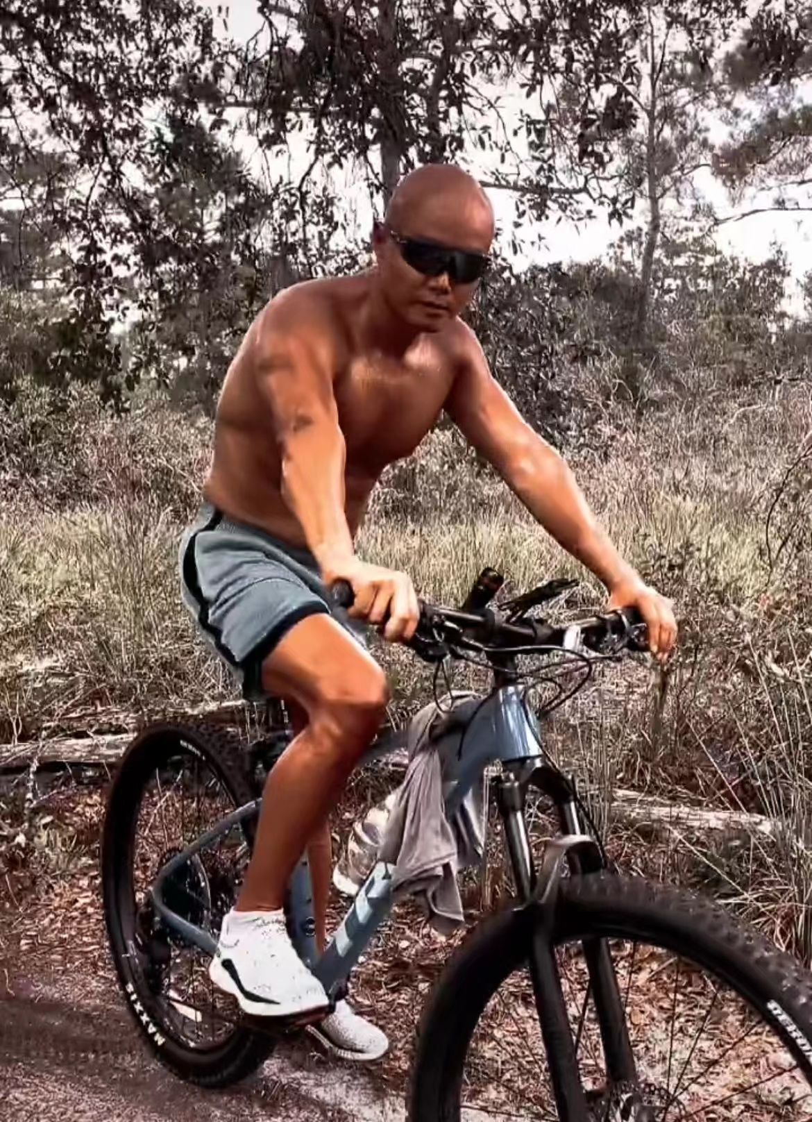 乐嘉|47岁乐嘉野外骑行！赤裸上身不怕蚊子，自称骑车能提高生育能力