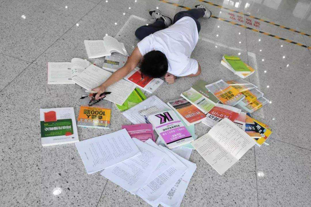 求职|文科专业停招引发关注，学完“赚不到钱”是硬伤，危机感说来就来