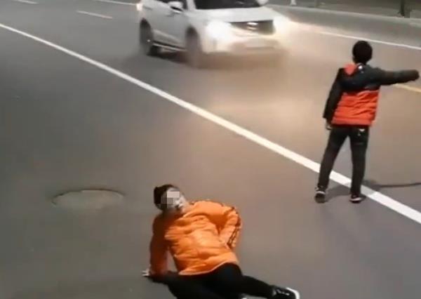 怀孕的妈妈在路边临产,儿子下跪拦车,妈妈比膝下“黄金”更重要