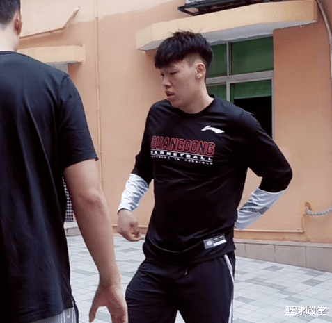 广东男篮|广东抵住所！数百人迎接，杜锋+众球员拿话筒谢球迷，小九九暖心