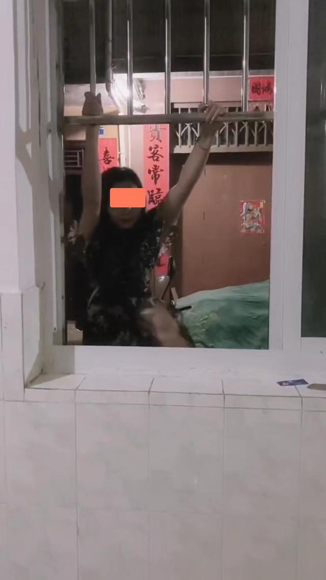 女子去约会回来,担心在客厅里看电视的父母知道,于是就爬窗回家