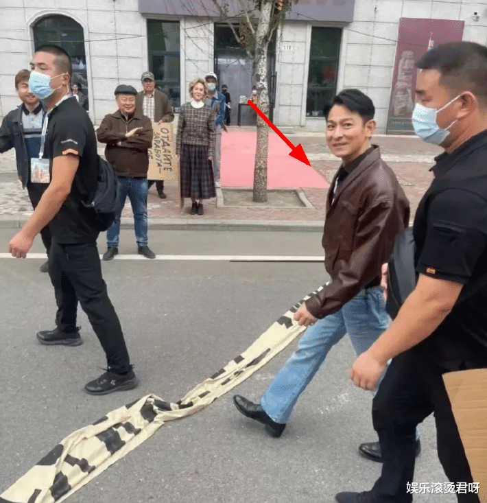 刘德华|刘德华不足174cm？本人现身哈尔滨被偶遇，真实身高被质疑