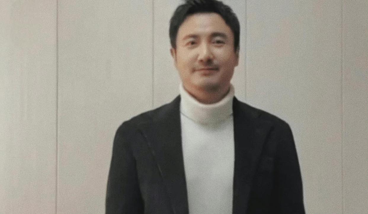 沈腾|沈腾为孙兴录制59岁庆生视频，整个人瘦了一圈，西装笔挺颜值回春