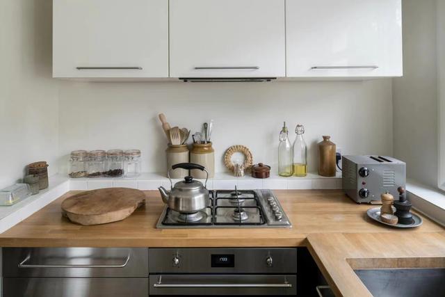 33岁伦敦女子生活的单身公寓,老旧家具散发古典美,那叫一个素雅