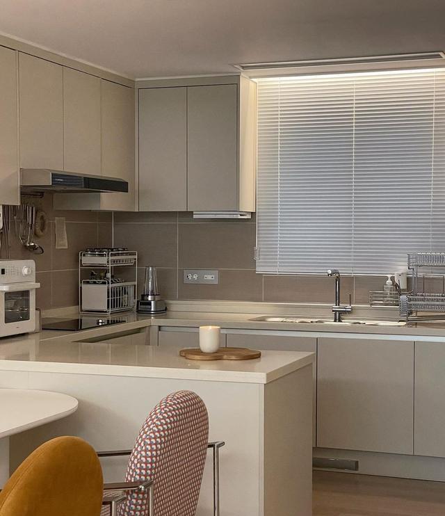 100婚房，客厅少摆几件家具，餐厅餐边柜都没，居住幸福感蹭蹭涨