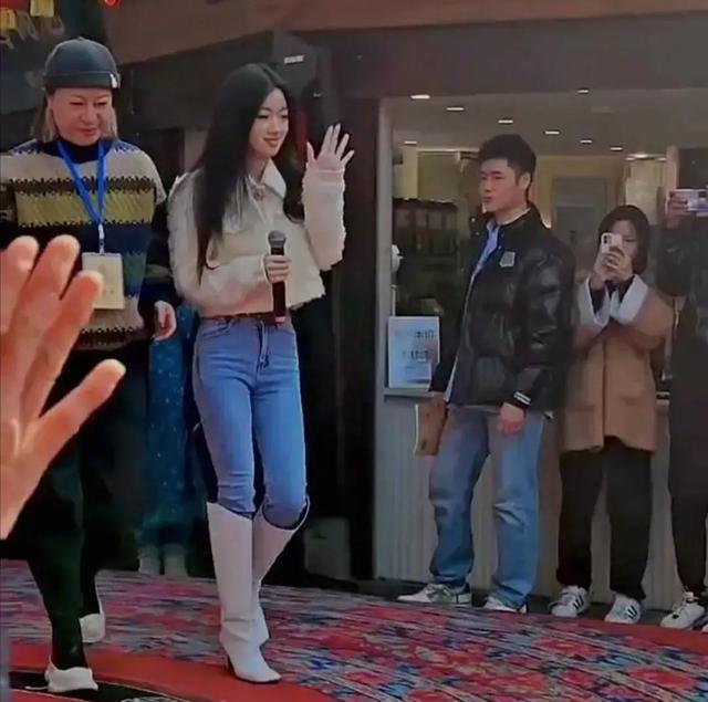 单依纯|单依纯被央视选中，到四川阆中演出，大冬天露出肚脐，打扮很养眼