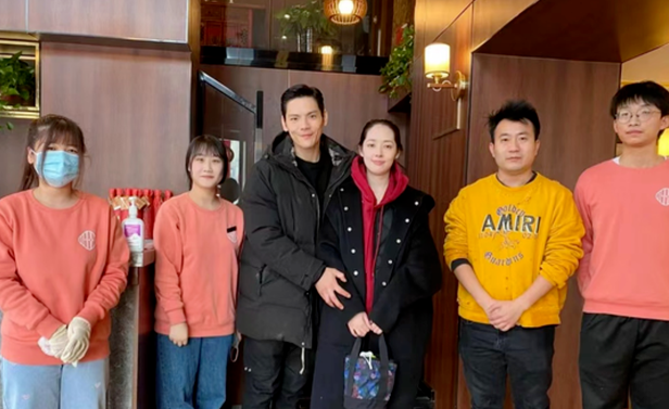 郭碧婷|向佐天津拍戏郭碧婷不放心，穿貂探班显贵气，身材壮硕比丈夫宽