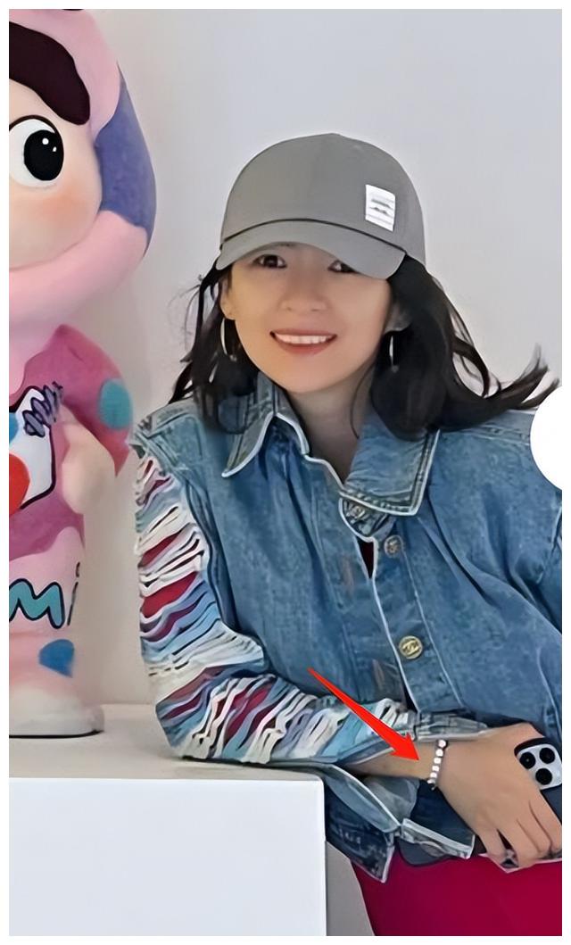 章子怡|章子怡素颜看秀引关注!穿紧身裤勒出细腿,手上戴一串钻石太抢眼