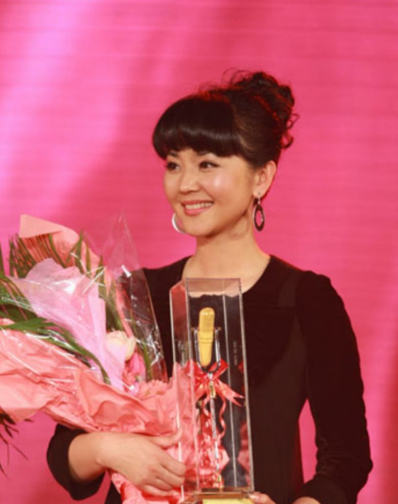 方琼|央视主持人方琼：15岁丧父，29岁嫁大8岁副台长，如今成人生赢家