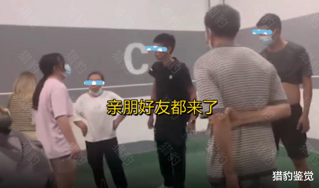 四川:女子在车库看见老公出轨,叫上亲朋好友围堵小三,场面失控