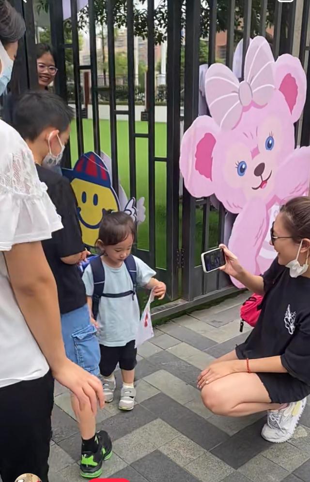 应采儿|应采儿带小儿子上幼儿园,扎小辫很可爱,哥哥插兜像极了陈小春