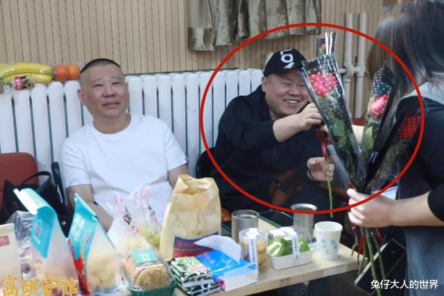 岳云鹏|德云社岳云鹏探班《窝头会馆》，收到三八节礼物，却遭张国立调侃