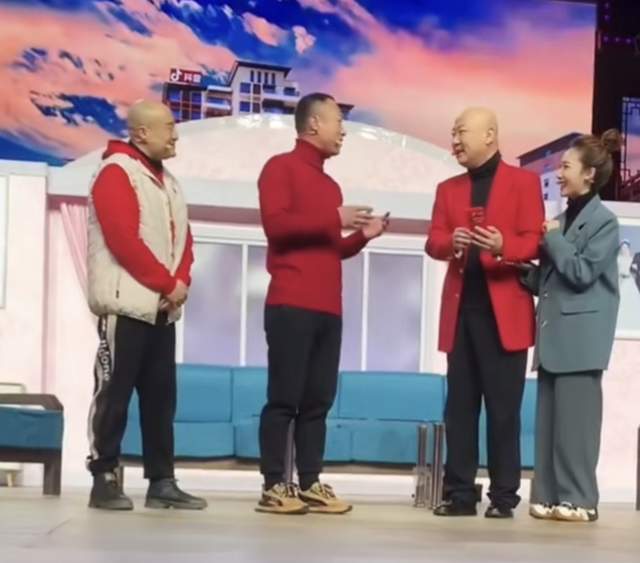 冯巩|辽宁春晚彩排曝光,冯巩被众人簇拥人气高,张同学与郭冬临演小品