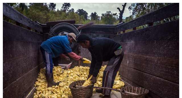 火山喷发形成大量“黄金”，150名矿工不要命的搬运