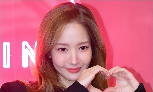 关晓彤|朴敏英身穿黑色礼裙大秀长腿!曼妙身材美得让人窒息