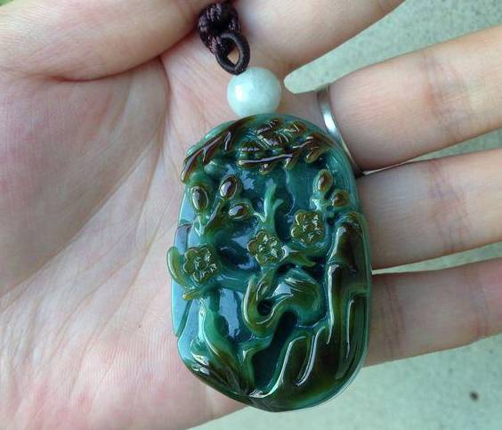 雕刻|真是惊险!一刀把满绿的原石切坏了 幸好雕刻大师帮忙起死回生!