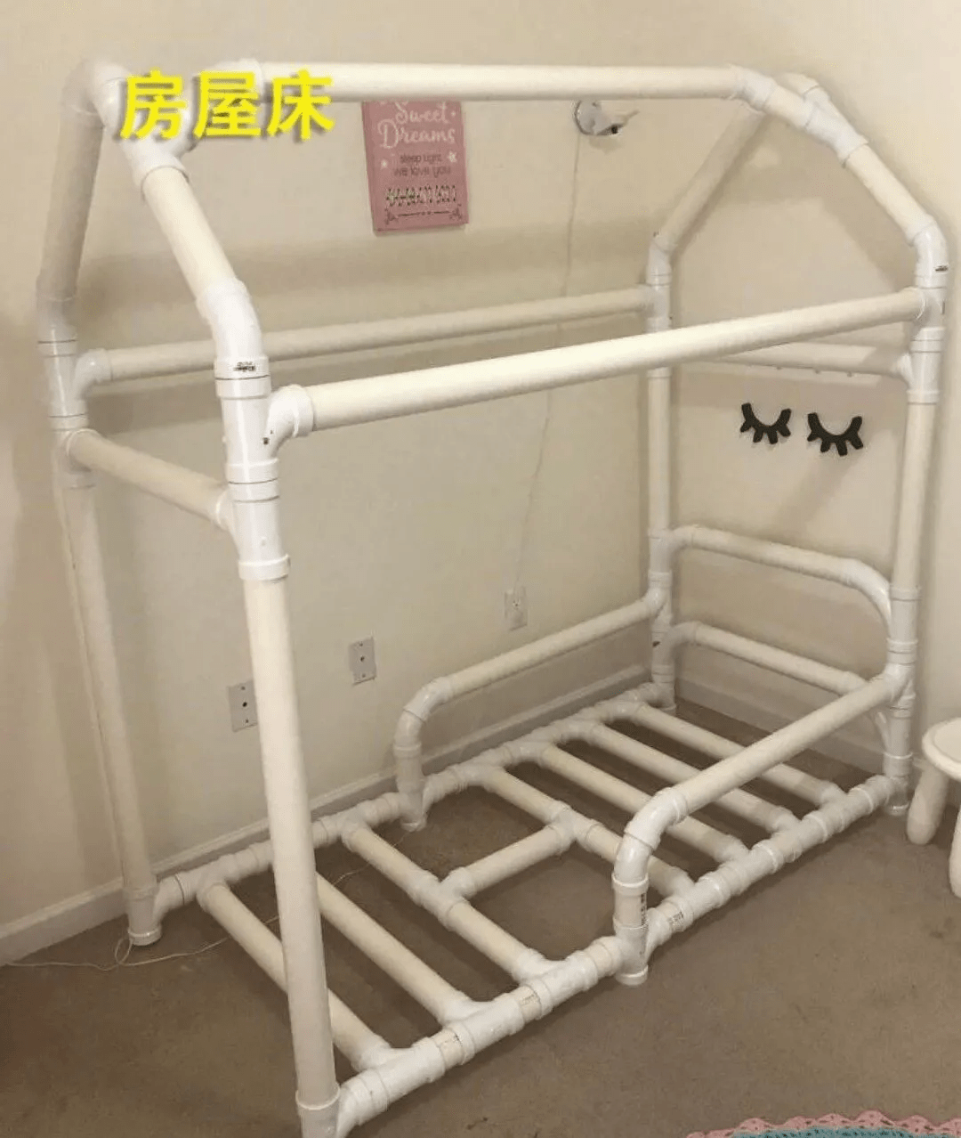 这业主脑洞实在大,用“热熔管”来做床,孩子睡上面舒服还省钱