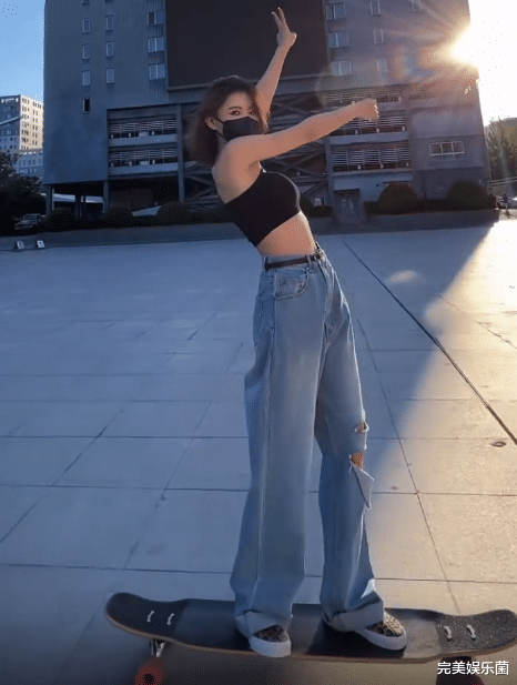 迪丽热巴|聂小雨学滑板，衣着清凉腹肌抢镜，滑板到其胸部，网友：暴露身高