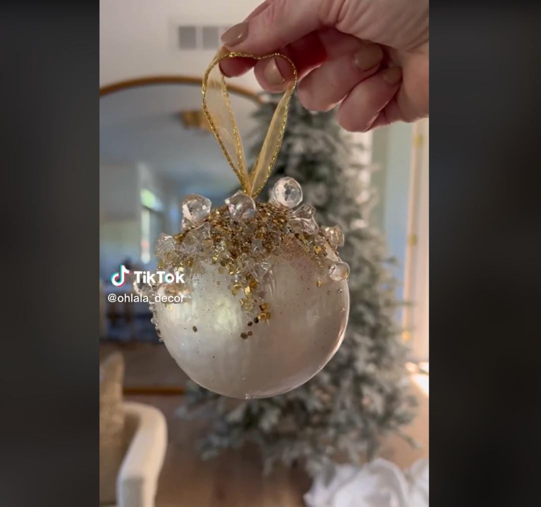 圣诞树|卡戴珊在家厕所外边放了一排圣诞树？让家有一种林中小屋的感觉