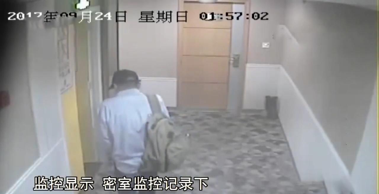17年浙江富豪密室被盗,墙根发现隐秘盗洞,民警钻进去后大感疑惑
