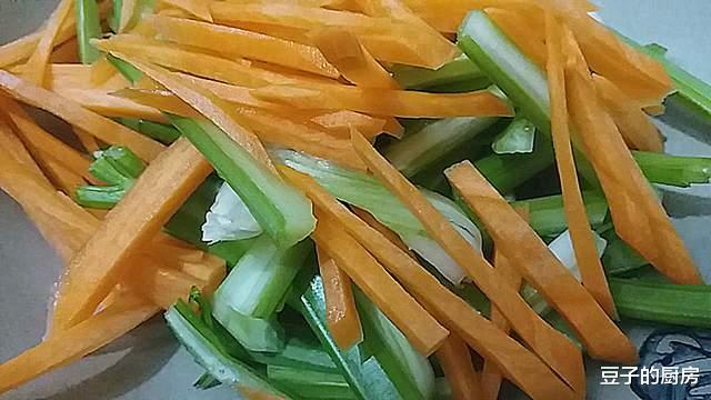 芹菜|冬季多吃此菜，润肺安神健脑，改善睡眠质量，一觉到天亮