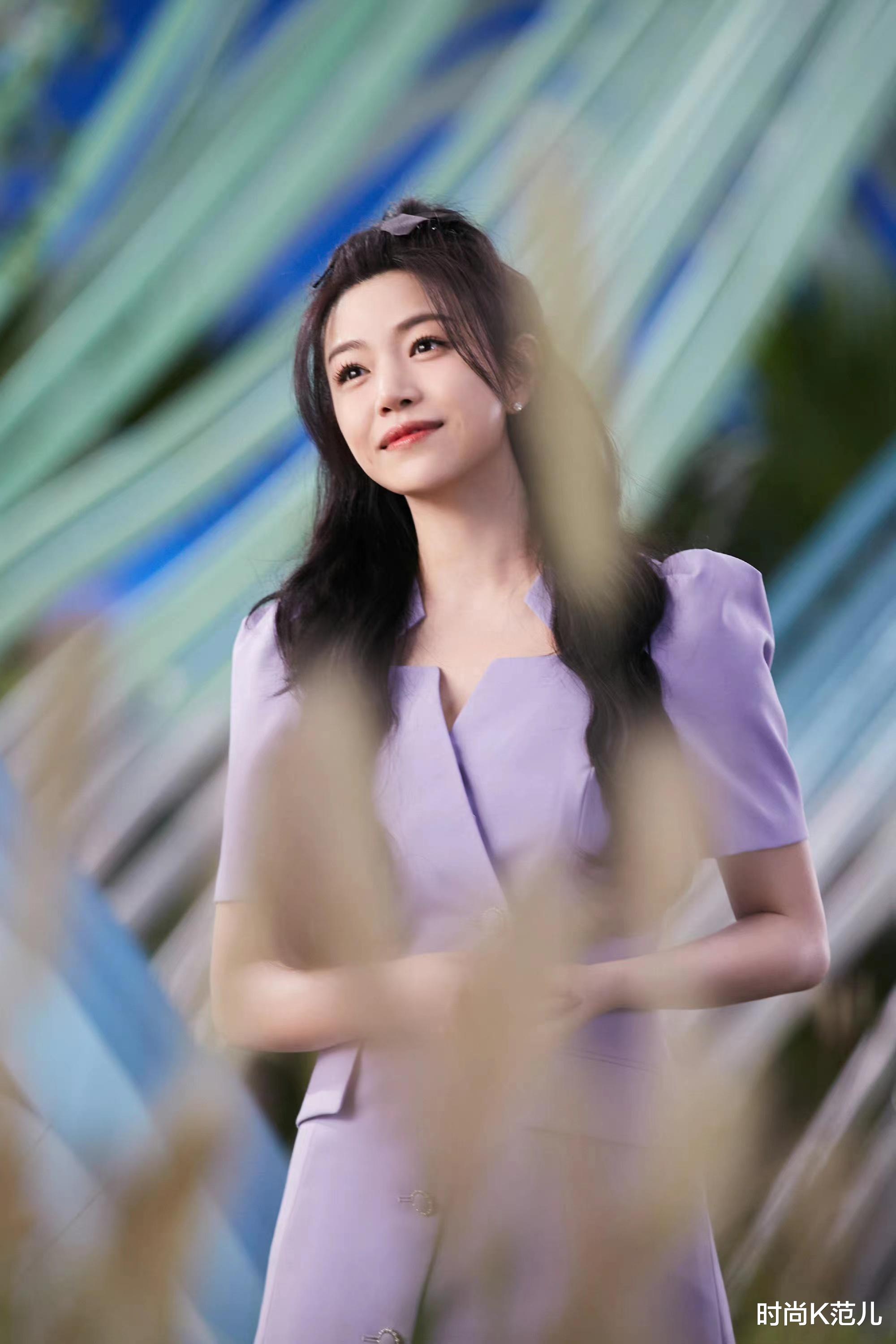 女孩 陈妍希登台献唱,穿香芋紫不规则西装裙,半扎马尾气质减龄!