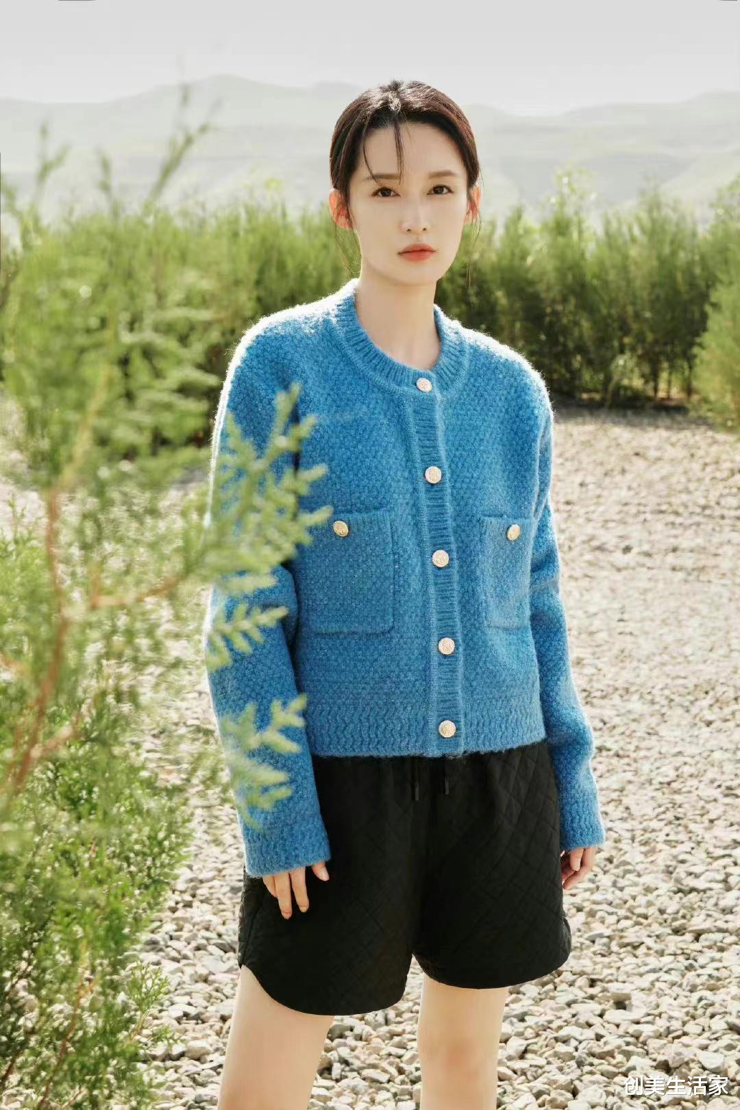 李沁|李沁秋装,穿慵懒风纯蓝长袖开衫配黑色菱格纹短裤,秒变时髦精