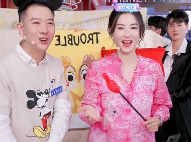 |张柏芝直播间非常火爆，自己却很少说话，全程都由工作人员吆喝