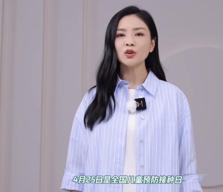 胡可|?46岁胡可被曝高龄怀三胎，小腹凸起孕味十足，沙溢去年陷出轨风波！