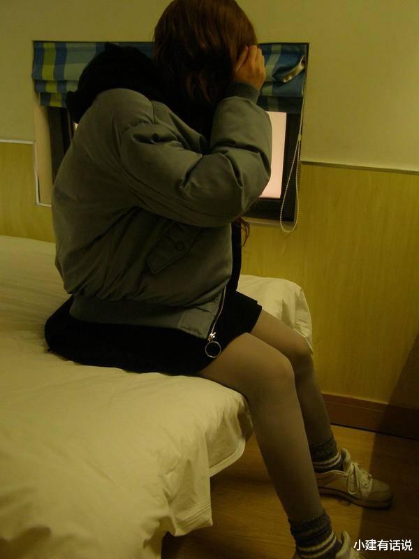 高级仙人跳!男子与女子正在做不法交易,做到一半居然被“警察”发现并被勒索6万元