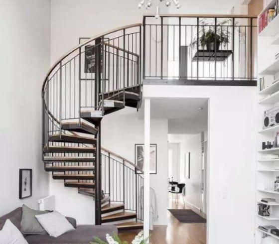 不买复式楼居然还能改造出复式楼？这个设计，连物业都夸绝了！