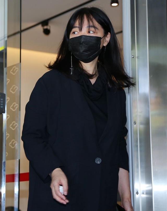 顾宝明|顾宝明遗照首曝光,双手交叉面露微笑显霸气,大女儿帮忙料理后事