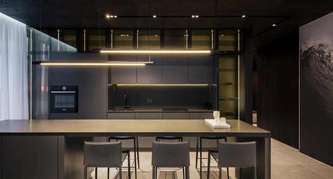 155㎡的家简单不浮夸，灯光点缀大面积黑色，这气质不输“豪宅”